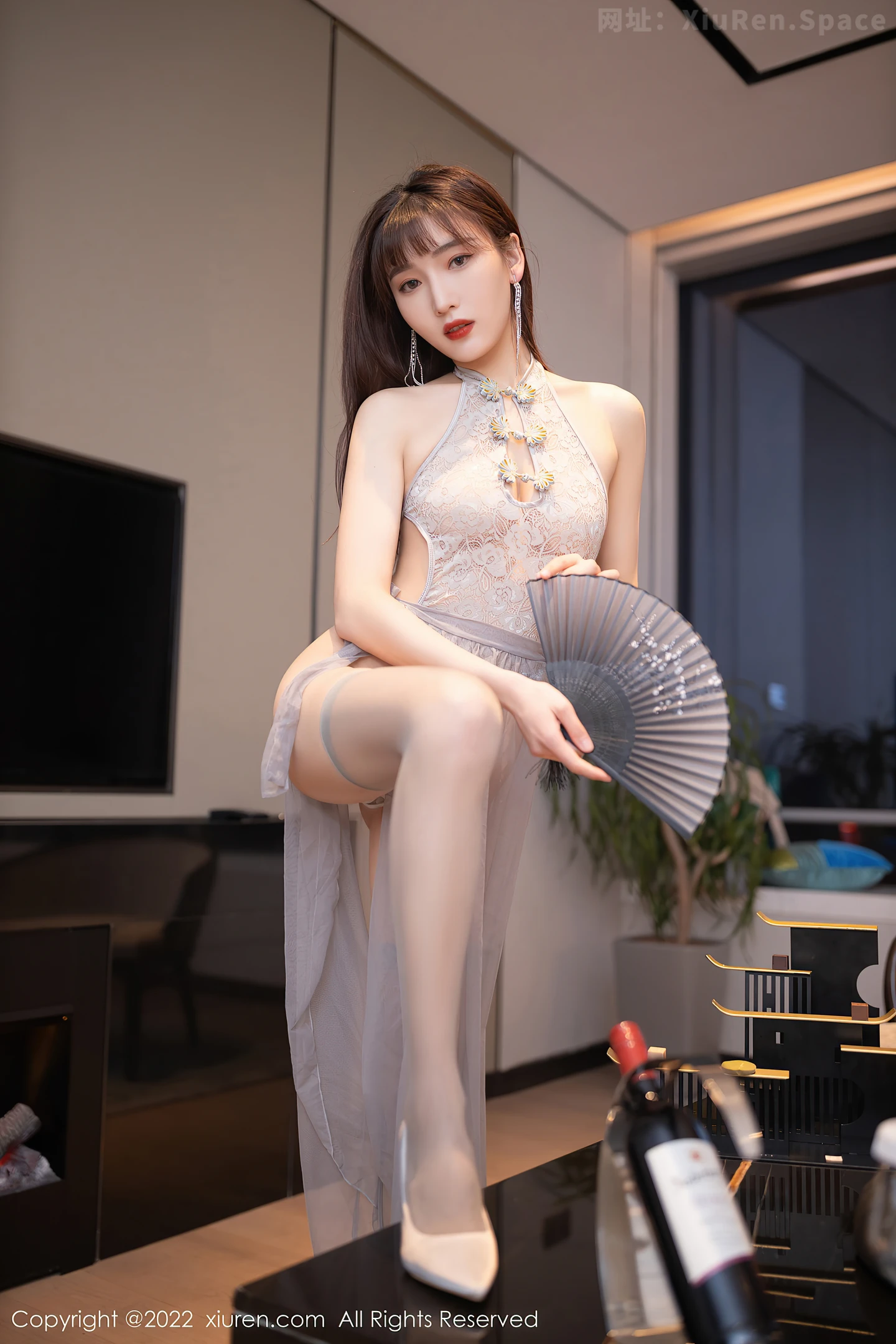 图片[4]-[XiuRen秀人网]VOL.4592 模特陆萱萱室内场景性感薄纱长裙配诱人灰色丝袜完美诱惑写真78P-秀人网官方网站